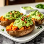 Gefüllte Süßkartoffeln mit Avocado-Creme