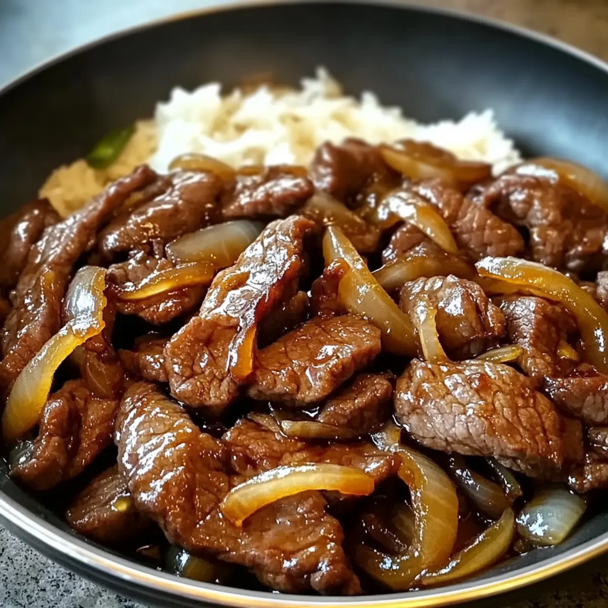 Chinesisches Rindfleisch mit Zwiebeln Pfannengericht